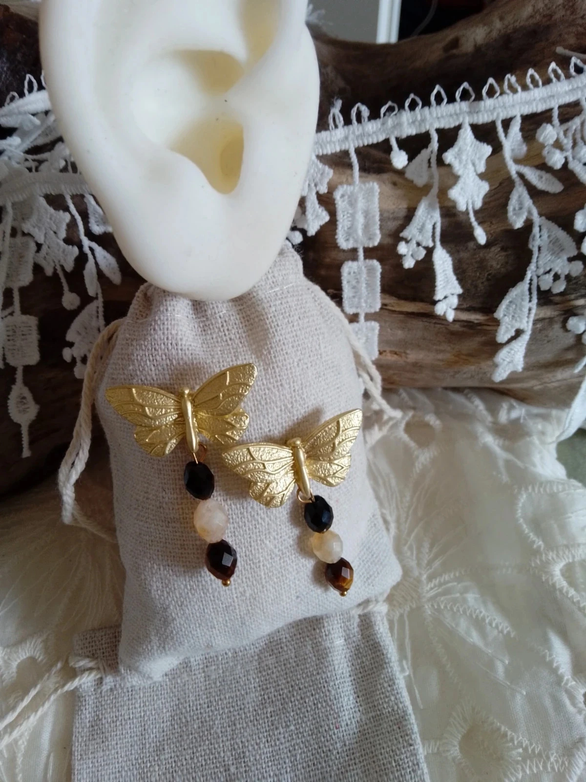 Boucles d'oreilles bohèmes papillons dorés et pierres naturelles – photo 3